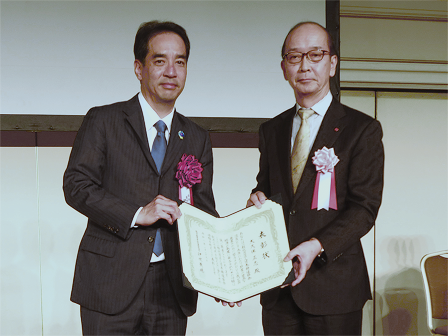 (右)当社 社友 岡田民雄 (左)公益社団法人日本鋳造工学会 ●● ●●